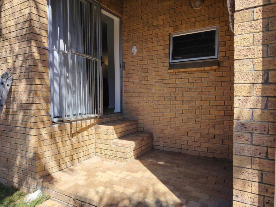 To Let 2 Bedroom Property for Rent in Uitzicht Western Cape